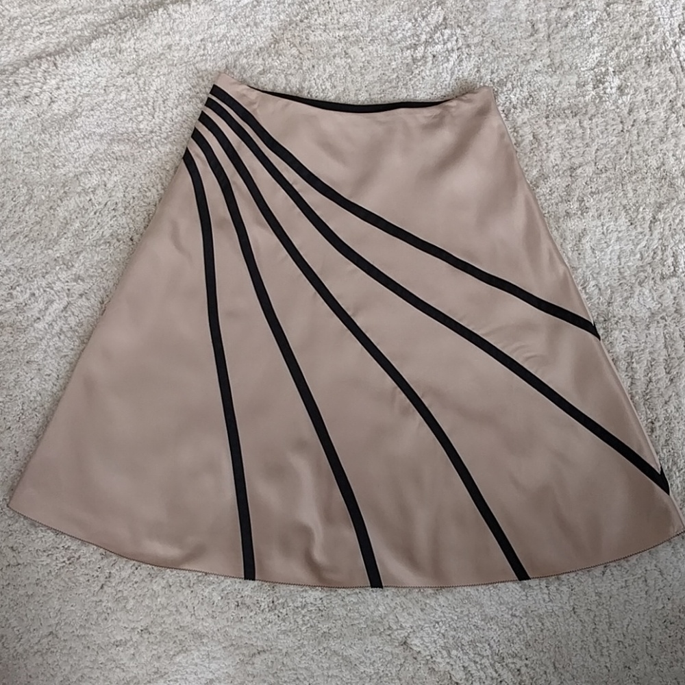 🔥 White House Black market skirt 🔥